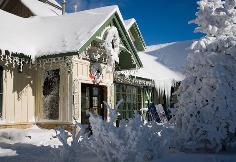 Allegheny Springs Hotel Snowshoe Exterior photo